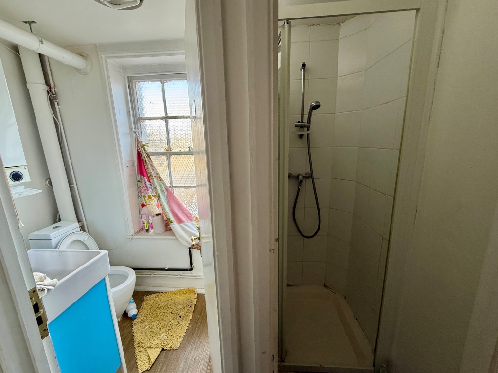 Lot: 24 - VACANT COMMERCIAL UNIT WITH POTENTIAL - First floor shower and W.C.
